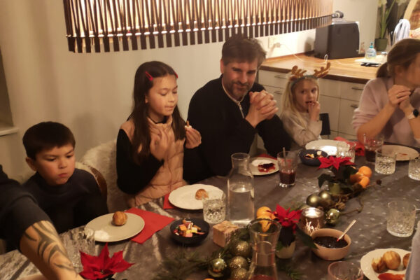 Der er ingen juleafslutning uden mad og drikke og en god snak med medlemmerne